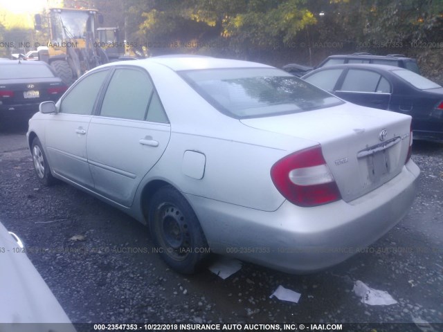JTDBE32K020077206 - 2002 TOYOTA CAMRY LE/XLE/SE WHITE photo 3