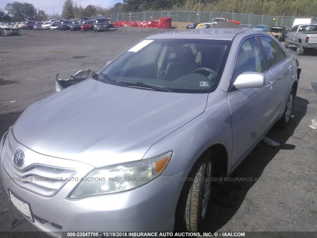 4T1BF3EK4BU185616 - 2011 TOYOTA CAMRY SE/LE/XLE SILVER photo 2