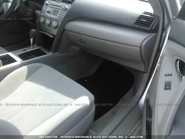 4T1BF3EK4BU185616 - 2011 TOYOTA CAMRY SE/LE/XLE ვერცხლისფერი ფოტო 5