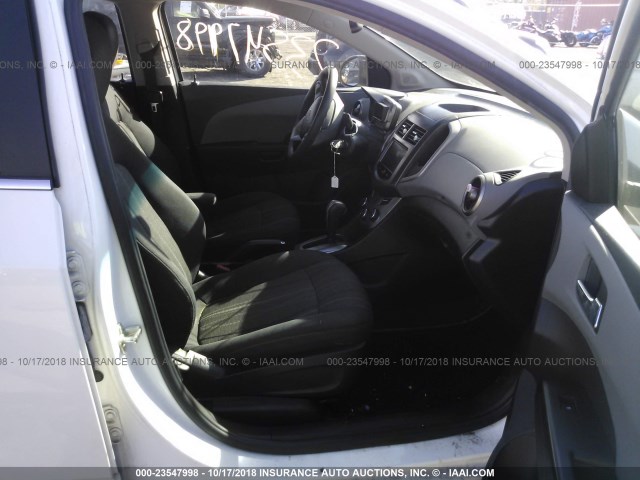 1G1JC6SB8D4252969 - 2013 CHEVROLET SONIC LT 白色 照片 5