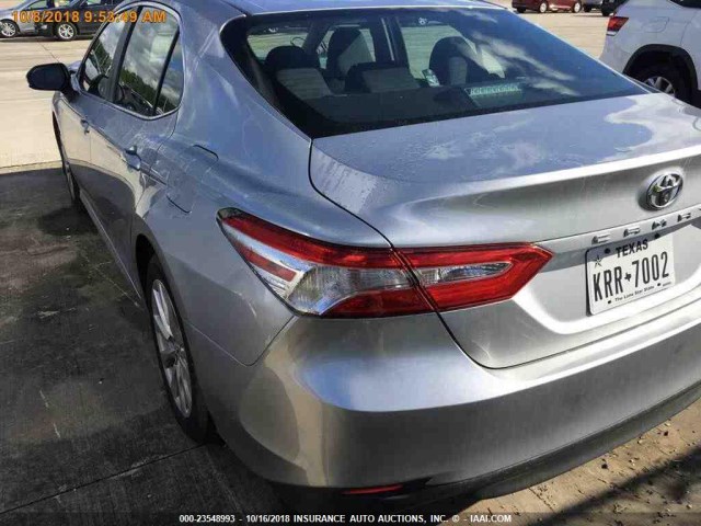 4T1B11HK2JU085883 - 2018 TOYOTA CAMRY L/LE/XLE/SE/XSE SILVER photo 11