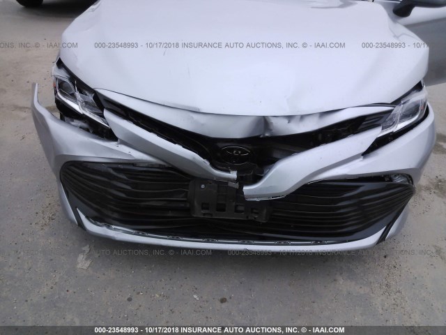 4T1B11HK2JU085883 - 2018 TOYOTA CAMRY L/LE/XLE/SE/XSE SILVER photo 6