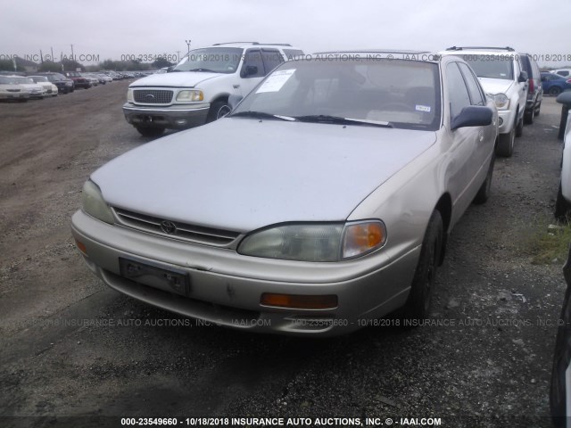 4T1BG12KXTU774497 - 1996 TOYOTA CAMRY DX/LE/XLE GOLD photo 2