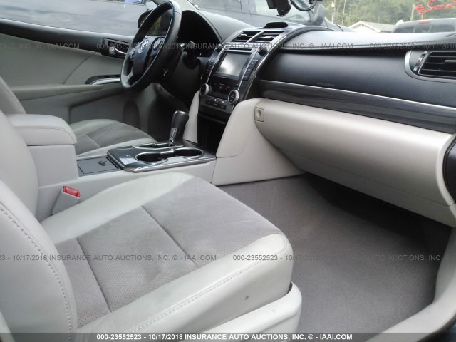 4T1BD1FK9CU061853 - 2012 TOYOTA CAMRY HYBRID/LE/XLE 灰色 照片 5