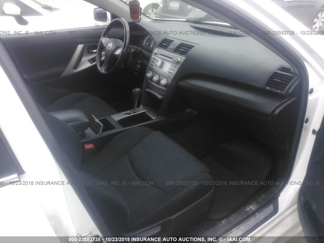 4T1BF3EK0AU507702 - 2010 TOYOTA CAMRY SE/LE/XLE თეთრი ფოტო 5