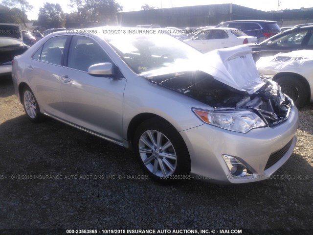 4T1BF1FKXEU844824 - 2014 TOYOTA CAMRY L/SE/LE/XLE Gümüş foto 1