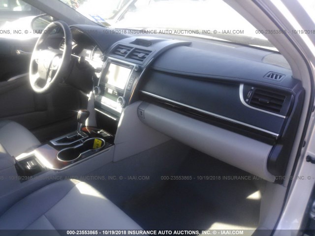 4T1BF1FKXEU844824 - 2014 TOYOTA CAMRY L/SE/LE/XLE Gümüş foto 5