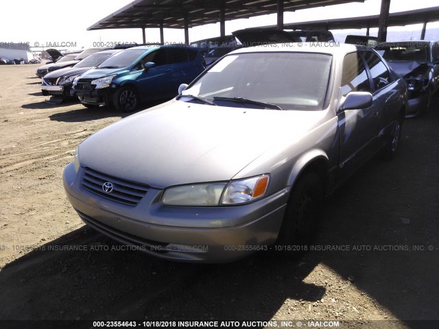 4T1BG22K5WU369836 - 1998 TOYOTA CAMRY CE/LE/XLE 灰色 照片 2