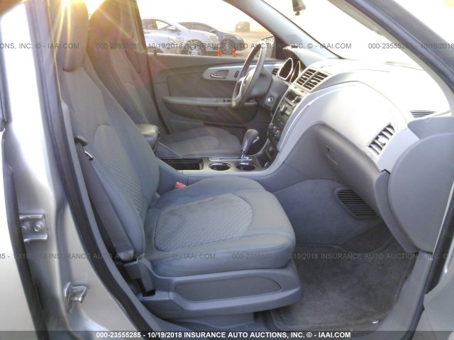 1GNEV13D89S143749 - 2009 CHEVROLET TRAVERSE LS SILVER photo 5