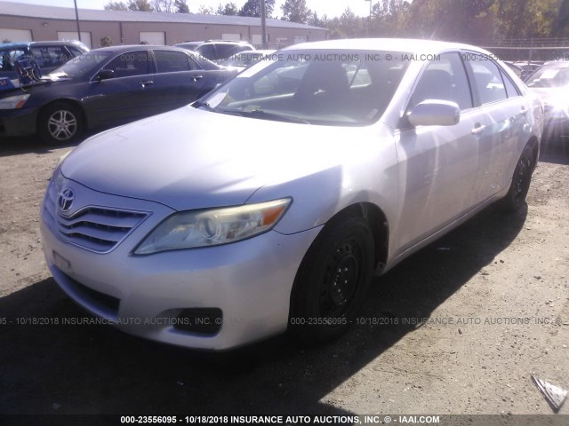 4T1BF3EK7AU051228 - 2010 TOYOTA CAMRY SE/LE/XLE SILVER photo 2