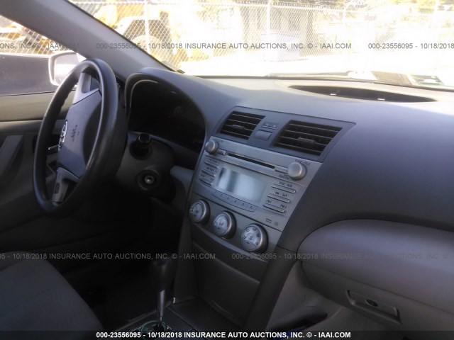 4T1BF3EK7AU051228 - 2010 TOYOTA CAMRY SE/LE/XLE SILVER photo 5