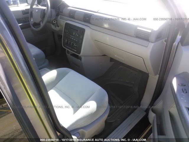 2FMZA57625BA47057 - 2005 FORD FREESTAR SES GRAY photo 5