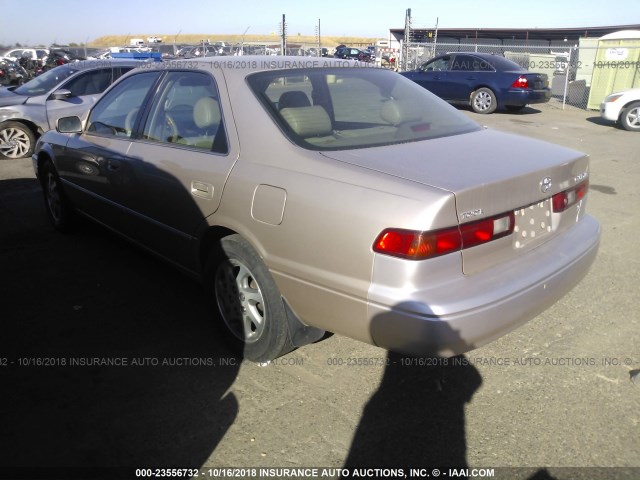 4T1BF28K2WU057256 - 1998 TOYOTA CAMRY CE/LE/XLE TAN photo 3