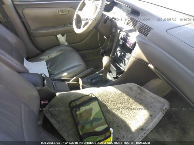 4T1BF28K2WU057256 - 1998 TOYOTA CAMRY CE/LE/XLE 棕色 照片 5