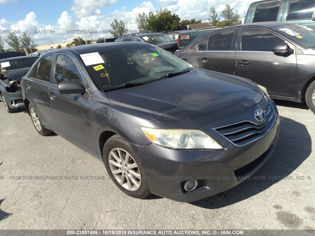 4T1BF3EK5AU051079 - 2010 TOYOTA CAMRY SE/LE/XLE ნაცრისფერი ფოტო 1