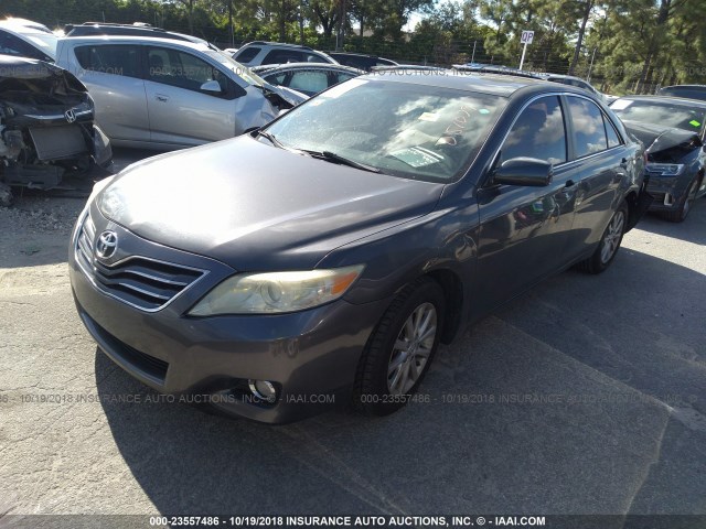 4T1BF3EK5AU051079 - 2010 TOYOTA CAMRY SE/LE/XLE ნაცრისფერი ფოტო 2