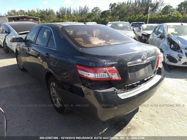 4T1BF3EK5AU051079 - 2010 TOYOTA CAMRY SE/LE/XLE ნაცრისფერი ფოტო 3