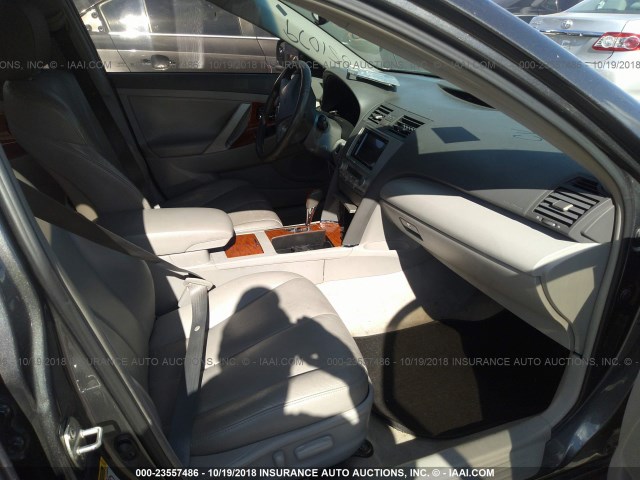 4T1BF3EK5AU051079 - 2010 TOYOTA CAMRY SE/LE/XLE ნაცრისფერი ფოტო 5