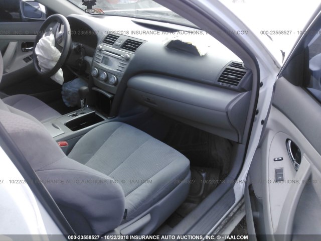 4T1BF3EK8AU542214 - 2010 TOYOTA CAMRY SE/LE/XLE WHITE photo 5