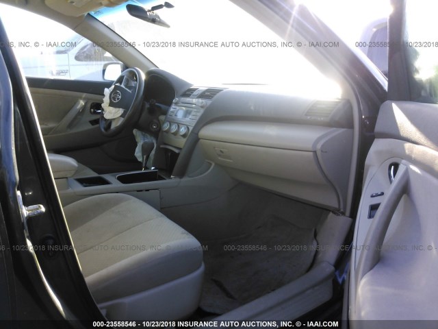 4T1BE46K79U905945 - 2009 TOYOTA CAMRY SE/LE/XLE ნაცრისფერი ფოტო 5