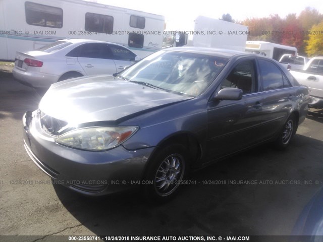 4T1BE30K52U526483 - 2002 TOYOTA CAMRY LE/XLE/SE GRAY photo 2