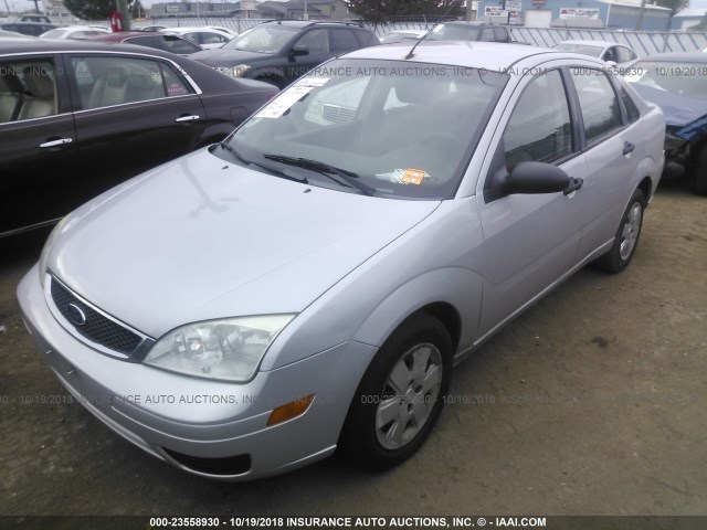 1FAHP34N07W264516 - 2007 FORD FOCUS ZX4/S/SE/SES 银色 照片 2