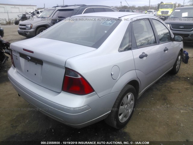 1FAHP34N07W264516 - 2007 FORD FOCUS ZX4/S/SE/SES SILVER photo 4