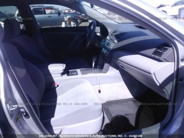 4T1BE46K29U376419 - 2009 TOYOTA CAMRY SE/LE/XLE SILVER photo 5