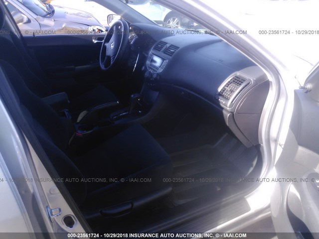 1HGCM56116A075938 - 2006 HONDA ACCORD VALUE SILVER photo 5