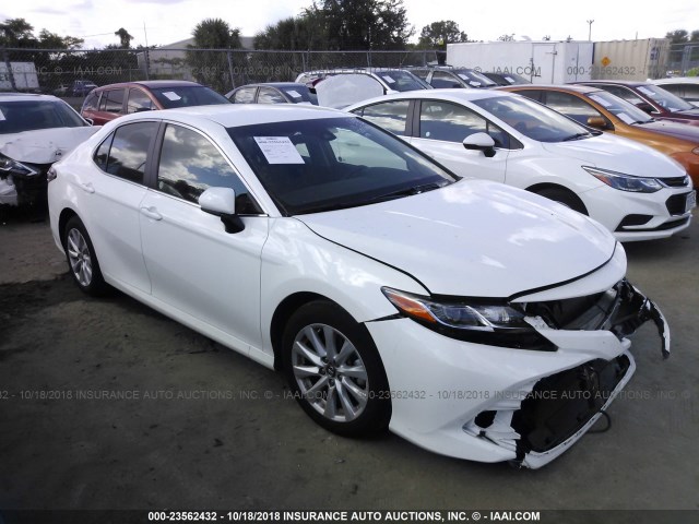 4T1B11HK2JU611526 - 2018 TOYOTA CAMRY L/LE/XLE/SE/XSE WHITE photo 1