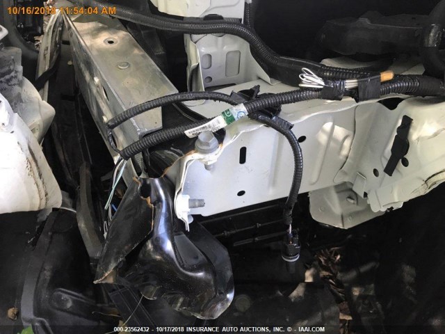 4T1B11HK2JU611526 - 2018 TOYOTA CAMRY L/LE/XLE/SE/XSE WHITE photo 17