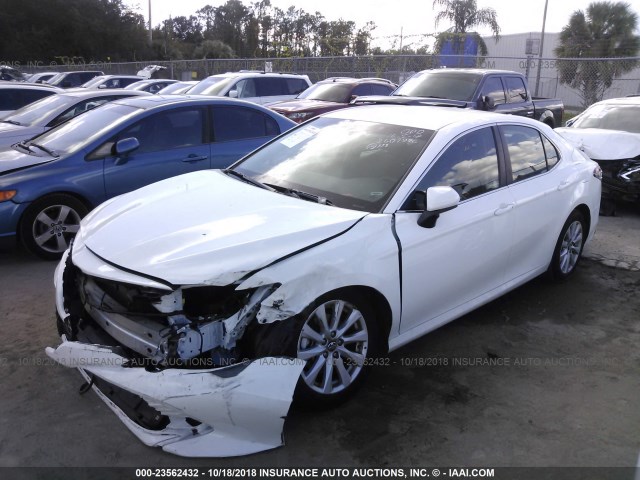 4T1B11HK2JU611526 - 2018 TOYOTA CAMRY L/LE/XLE/SE/XSE WHITE photo 2