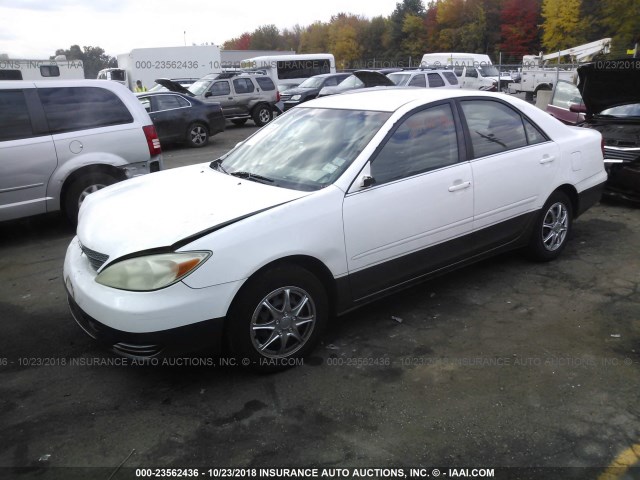JTDBE32KX20064642 - 2002 TOYOTA CAMRY LE/XLE/SE WHITE photo 2
