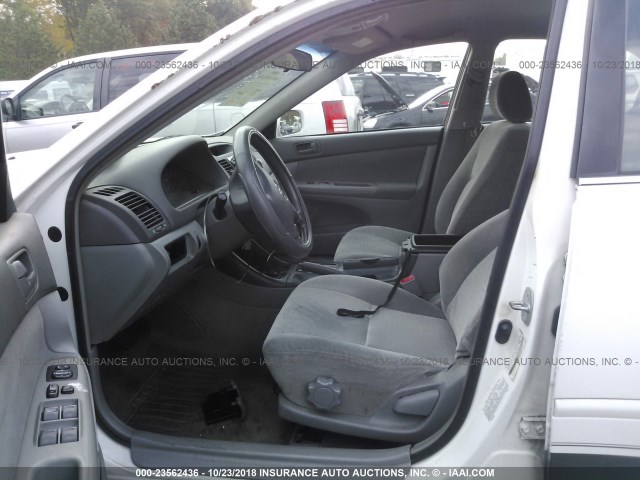 JTDBE32KX20064642 - 2002 TOYOTA CAMRY LE/XLE/SE WHITE photo 5
