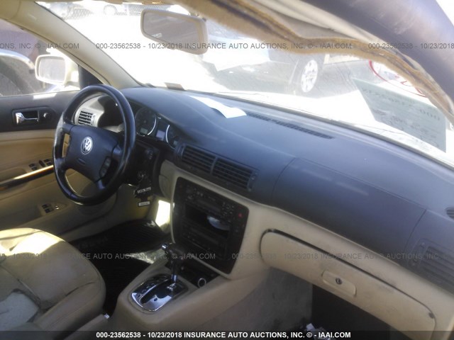 WVWRH63B12P044423 - 2002 VOLKSWAGEN PASSAT GLX GOLD photo 5