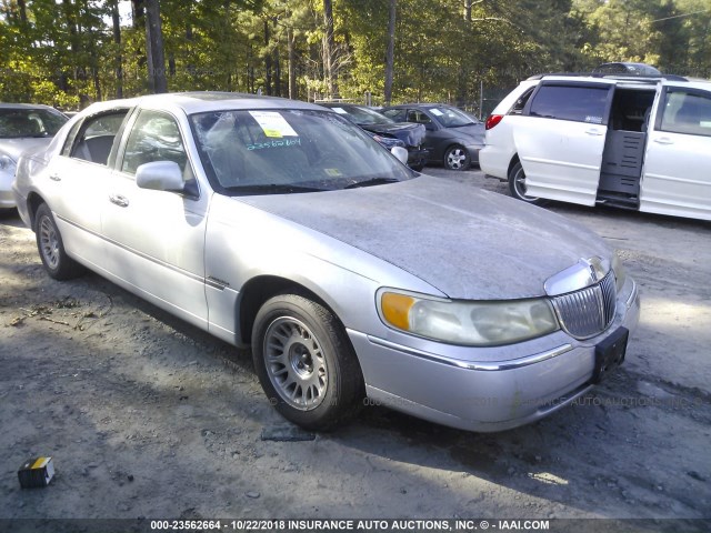 1LNFM83W2WY733847 - 1998 LINCOLN TOWN CAR CARTIER SILVER photo 1