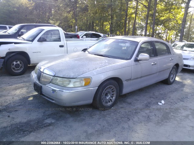 1LNFM83W2WY733847 - 1998 LINCOLN TOWN CAR CARTIER SILVER photo 2