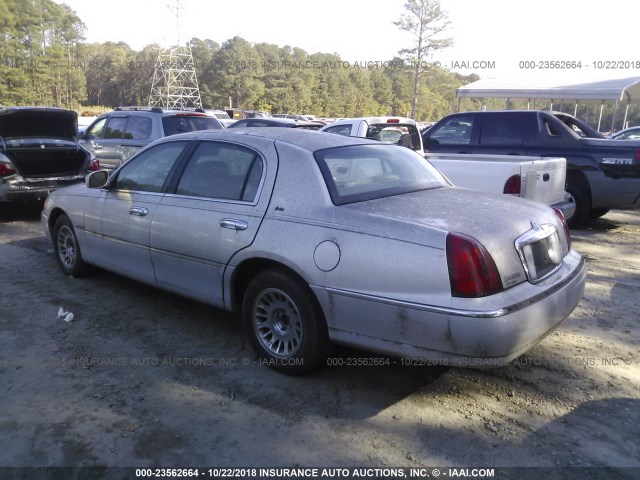 1LNFM83W2WY733847 - 1998 LINCOLN TOWN CAR CARTIER SILVER photo 3