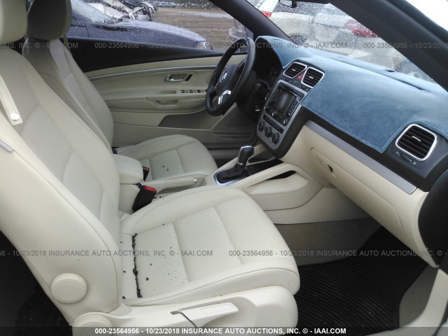WVWBW8AHXFV000027 - 2015 VOLKSWAGEN EOS KOMFORT/SPORT ღია ლურჯი ფოტო 5