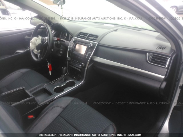 4T1BF1FK9FU958556 - 2015 TOYOTA CAMRY LE/XLE/SE/XSE 银色 照片 5