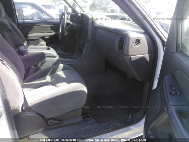 1GCHC23206F103489 - 2006 CHEVROLET SILVERADO C2500 HEAVY DUTY WHITE photo 5