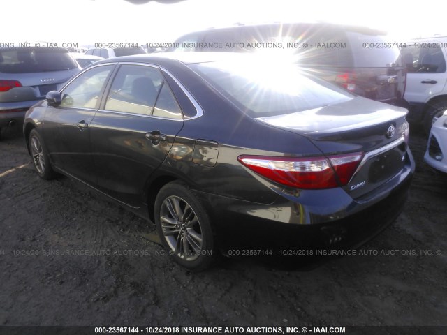 4T1BF1FK7FU941285 - 2015 TOYOTA CAMRY LE/XLE/SE/XSE 深蓝色 照片 3