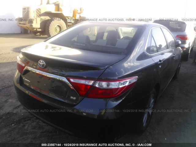 4T1BF1FK7FU941285 - 2015 TOYOTA CAMRY LE/XLE/SE/XSE 深蓝色 照片 4