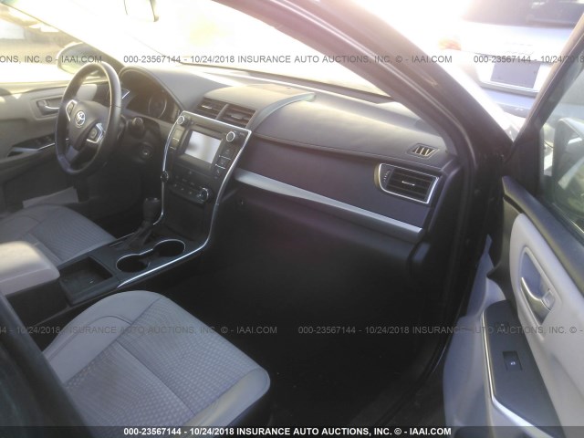 4T1BF1FK7FU941285 - 2015 TOYOTA CAMRY LE/XLE/SE/XSE 深蓝色 照片 5