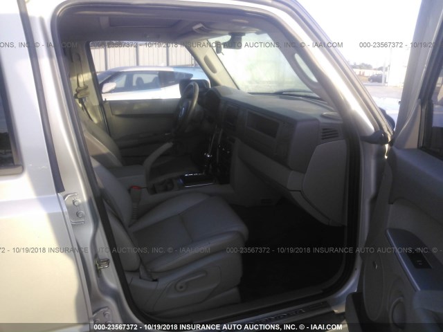 1J8HH48P87C628068 - 2007 JEEP COMMANDER SILVER photo 5