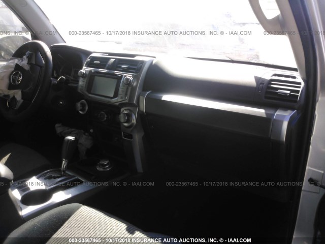 JTEBU5JR7G5287188 - 2016 TOYOTA 4RUNNER SR5 PREM/LTDL/TRAIL/TRD SILVER photo 5