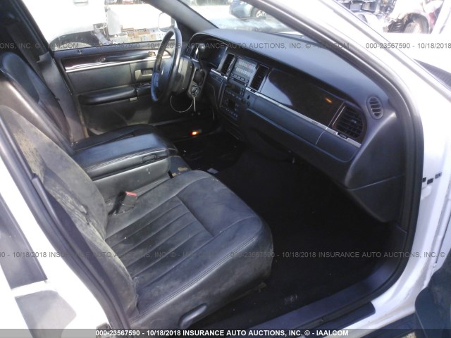 1L1FM88W56Y608433 - 2006 LINCOLN TOWN CAR EXECUTIVE WHITE photo 5
