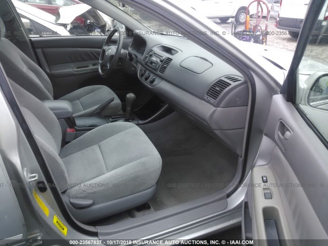 4T1BE30K82U039021 - 2002 TOYOTA CAMRY LE/XLE/SE Сұр фото 5