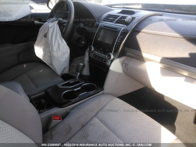 4T4BF1FK3ER441788 - 2014 TOYOTA CAMRY L/SE/LE/XLE მუქი ლურჯი ფოტო 5