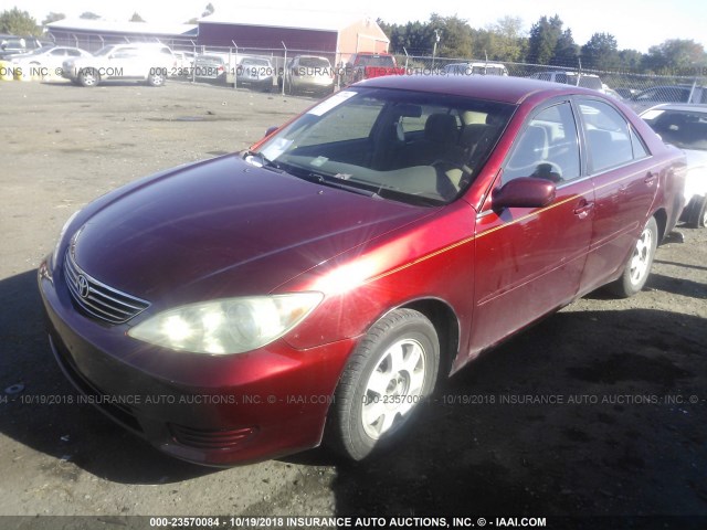 4T1BE30K55U082901 - 2005 TOYOTA CAMRY LE/XLE/SE RED photo 2